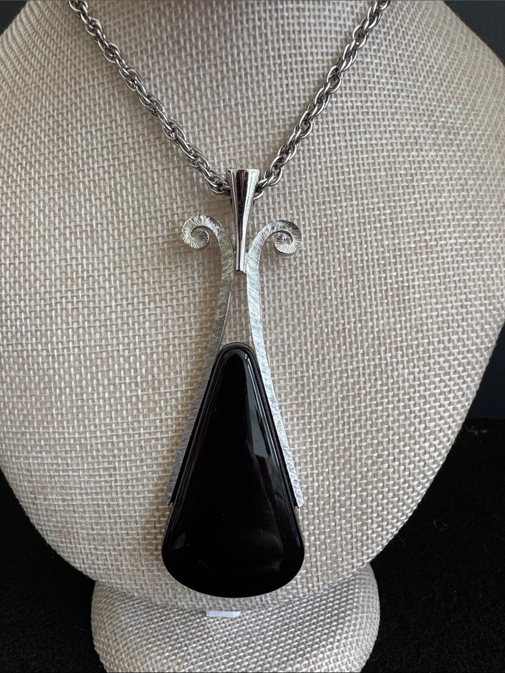 VTG Avon "Ebony Teardrop" Modernist Pendant Necklace Silver Tone Black Lucite